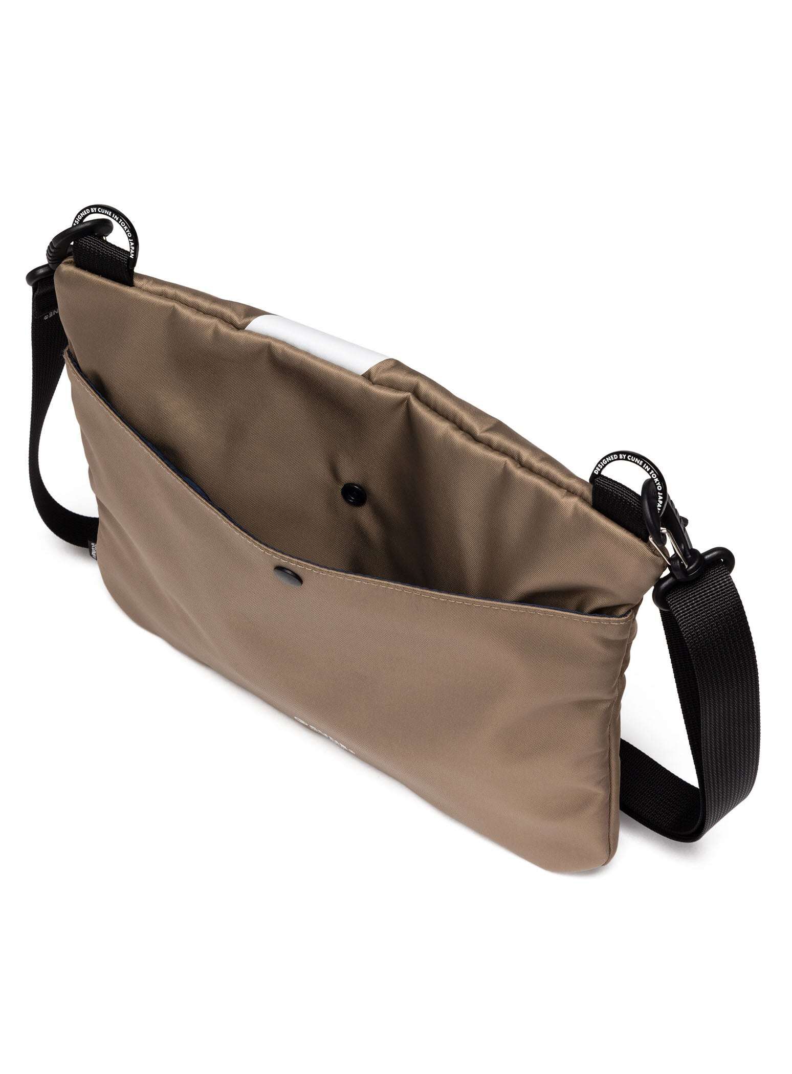 CUNE バッグ Slant Zip Shoulder Bag