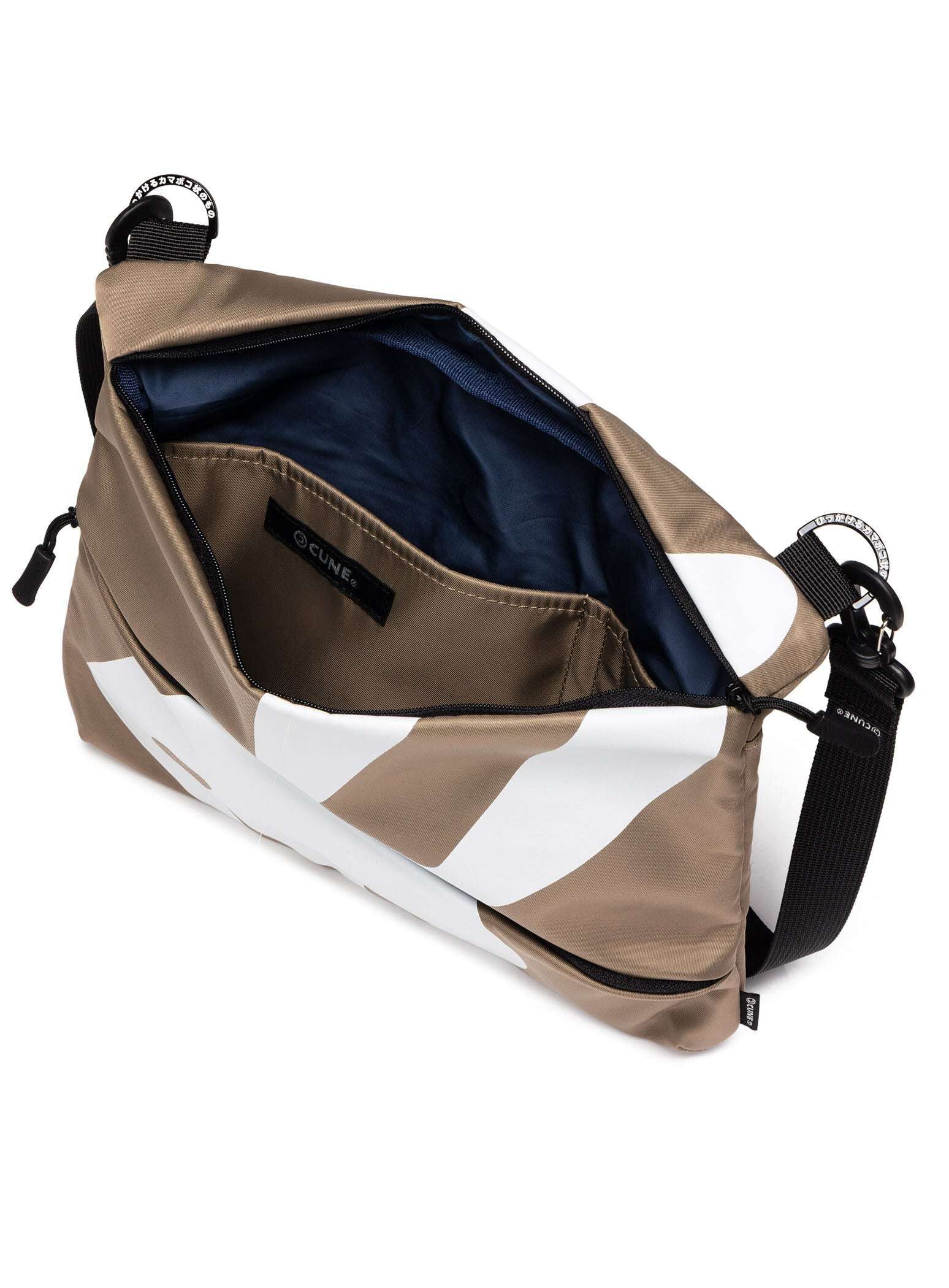 CUNE バッグ Slant Zip Shoulder Bag